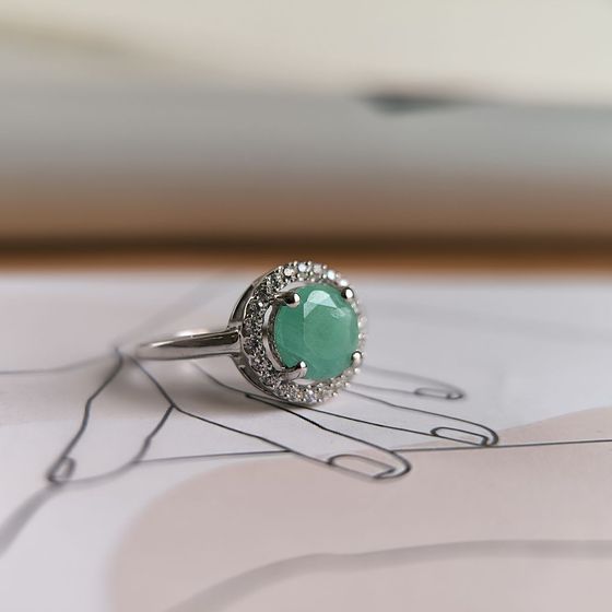 Серебряное кольцо с изумрудом, фианитами