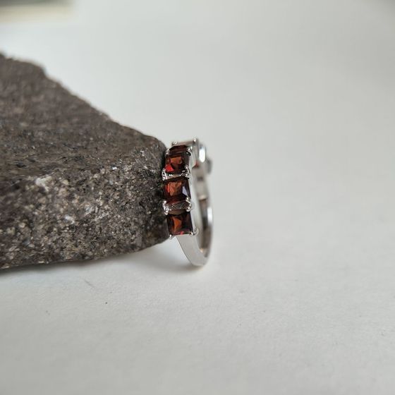 Серебряное кольцо с гранатом 2.617ct