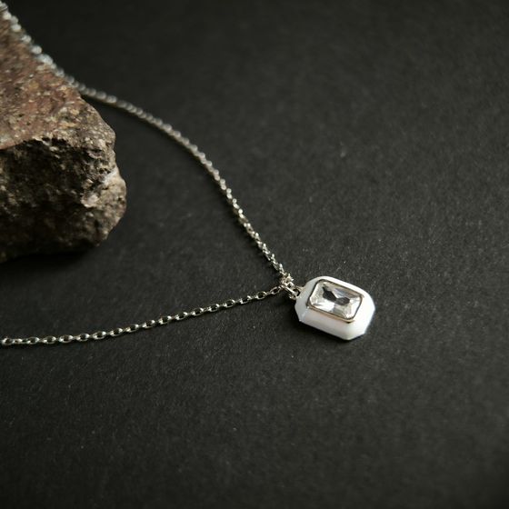 Серебряное колье с фианитами, емаллю Серебряное колье с фианитами, емаллю