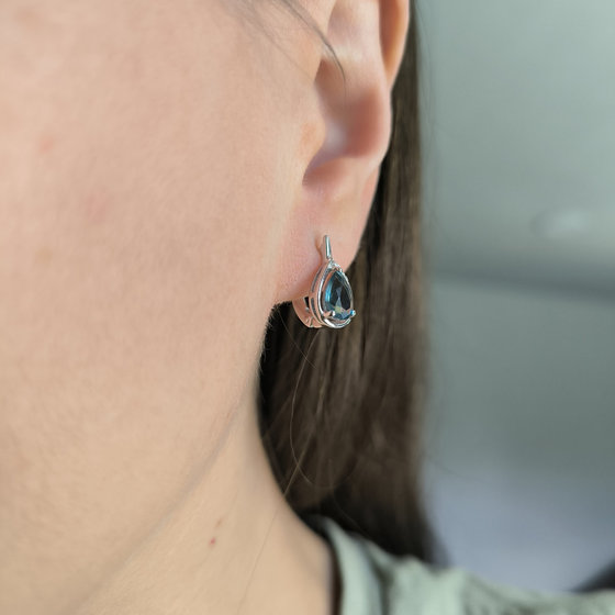 Серебряные серьги с топазом Лондон Блю 1.705ct, фианитами