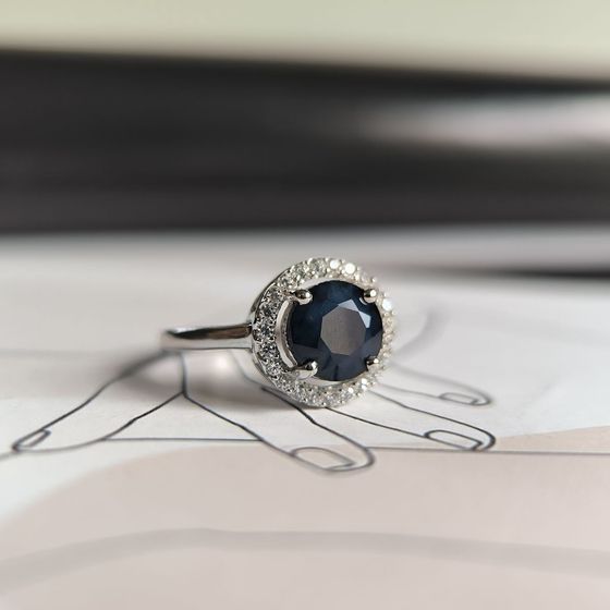 Серебряное кольцо с сапфиром 2.895ct, фианитами