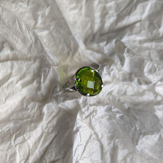 Серебряное кольцо с хризолітом