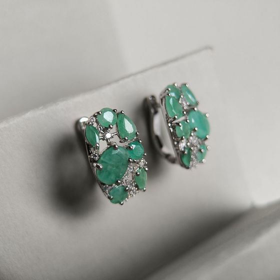 Серебряные серьги с изумрудом, фианитами