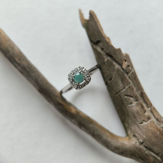 Серебряное кольцо с изумрудом 0.36ct, фианитами