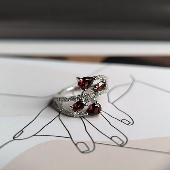 Серебряное кольцо с гранатом 2.325ct
