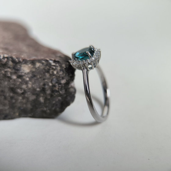 Серебряное кольцо с топазом Лондон Блю 0.949ct, фианитами