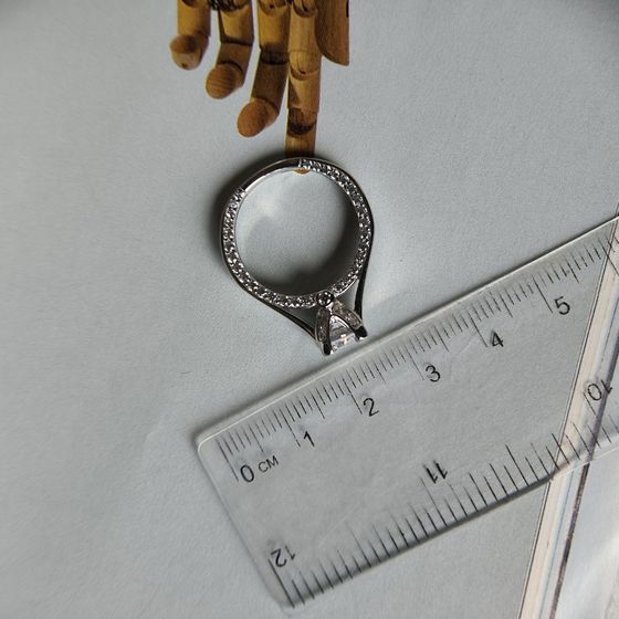 Серебряное кольцо с фианитами Серебряное кольцо с фианитами