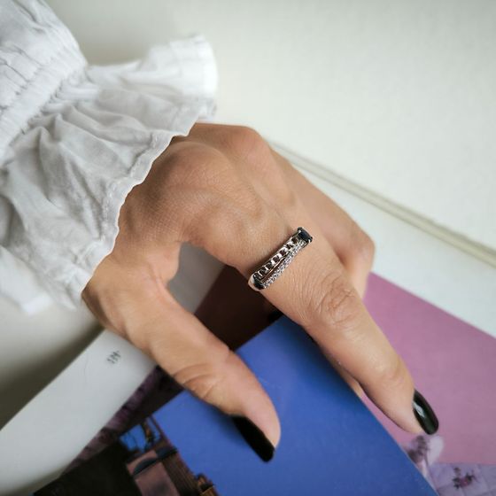 Серебряное кольцо с сапфиром 0.66ct, фианитами