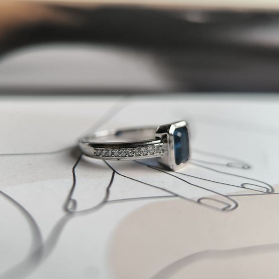 Серебряное кольцо с сапфиром nano 1.303ct, фианитами