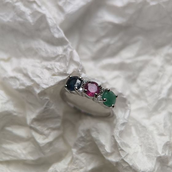 Серебряное кольцо с сапфиром 1.917ct, изумрудом, рубином