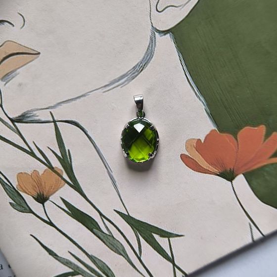 Серебряная подвеска с хризолітом