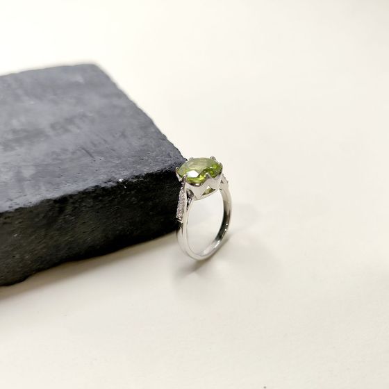 Серебряное кольцо с хризолітом, фианитами