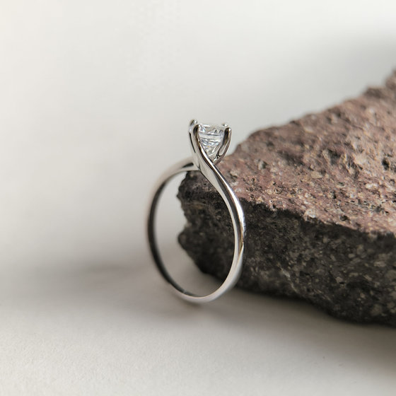 Серебряное кольцо с фианитами