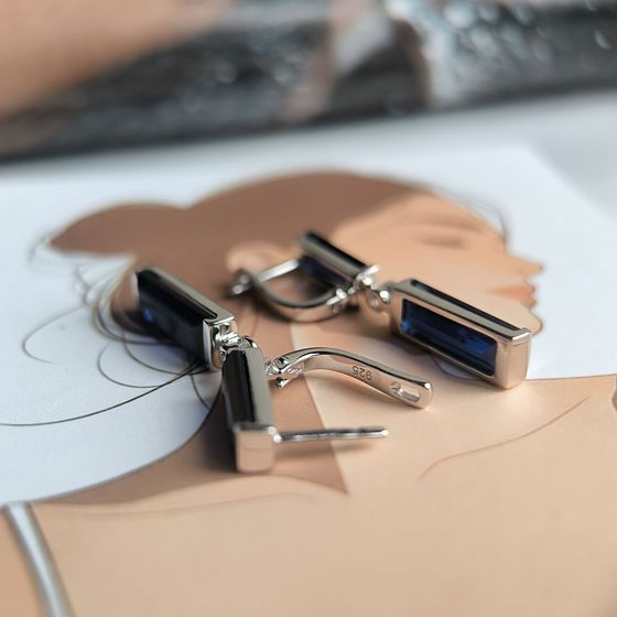 Серебряные серьги с сапфиром nano 9.608ct, фианитами