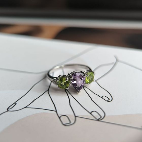 Серебряное кольцо с аметистом, хризолітом