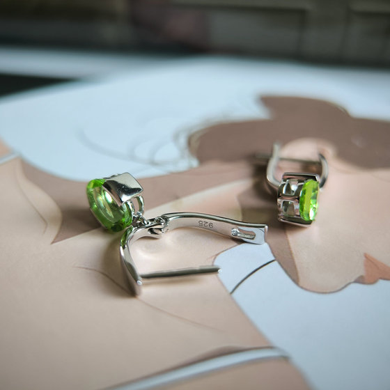 Серебряные серьги с хризолітом 2.081ct