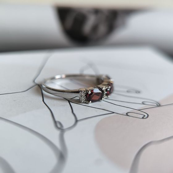 Серебряное кольцо с гранатом 1.736ct