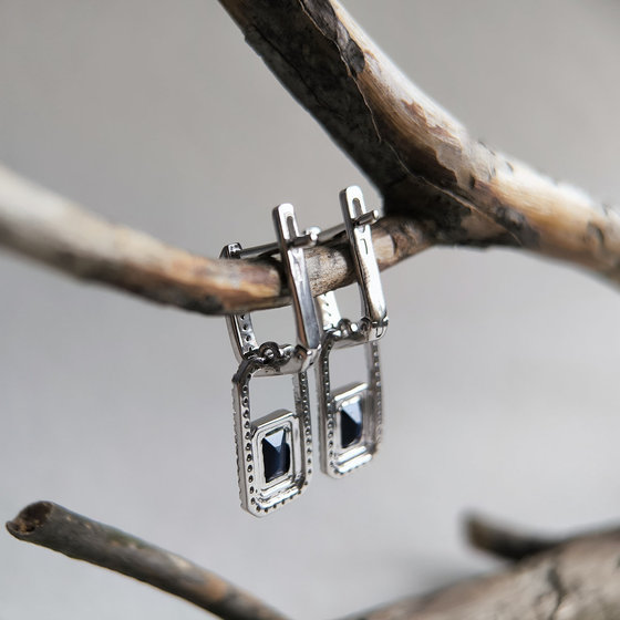 Серебряные серьги с сапфиром 3.321ct, фианитами