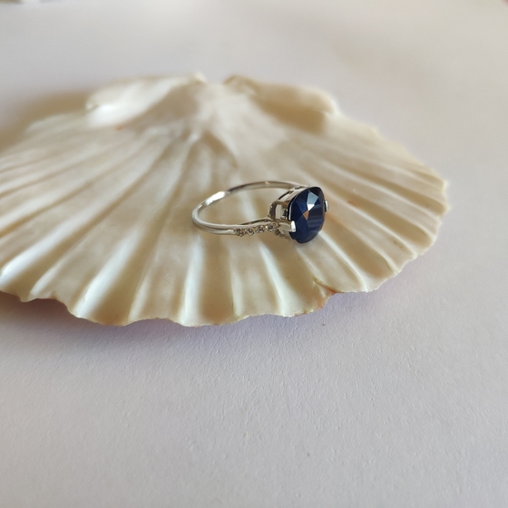 Серебряное кольцо с сапфиром 3.86ct, фианитами