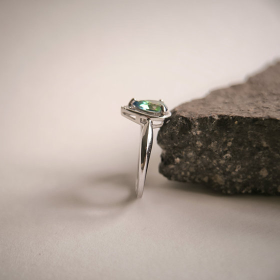 Серебряное кольцо с мистик топазом 0.828ct, фианитами