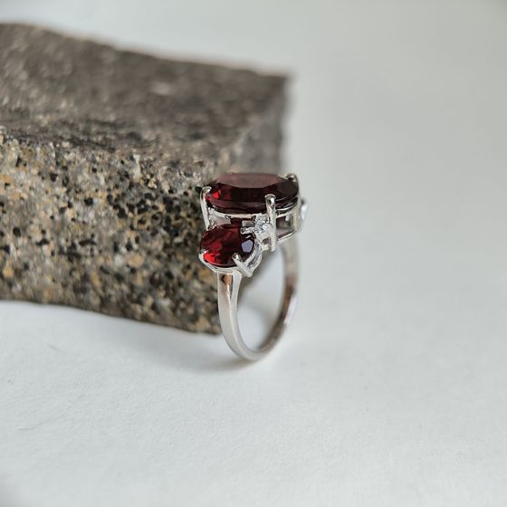 Серебряное кольцо с гранатом 6.898ct