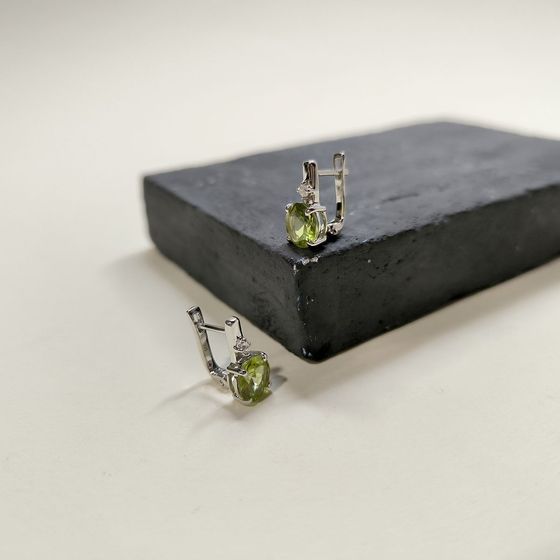 Серебряные серьги с хризолітом 3.812ct, фианитами