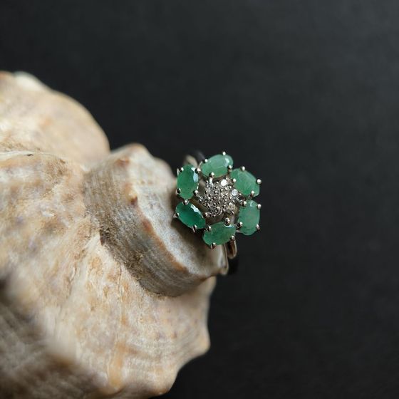 Серебряное кольцо с изумрудом, фианитами