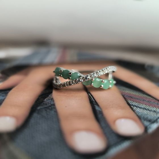 Серебряное кольцо с изумрудом, фианитами