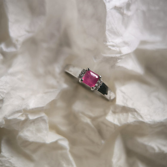 Серебряное кольцо с рубином 0.519ct, фианитами