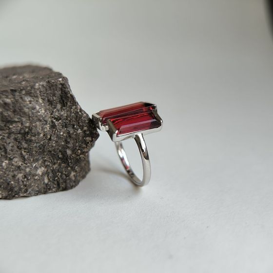 Серебряное кольцо с гранатом 6.2ct