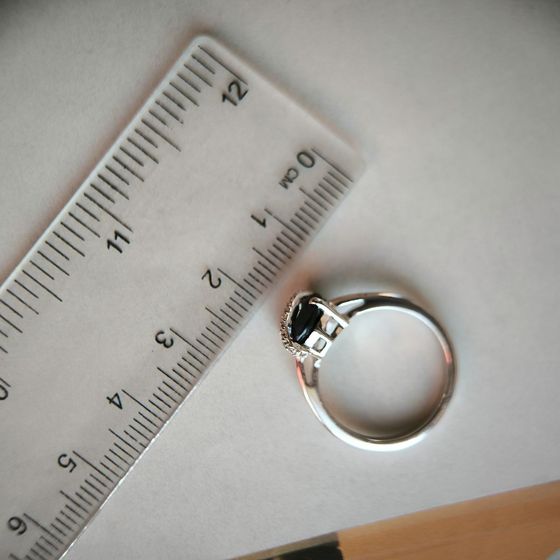 Серебряное кольцо с сапфиром 2.732ct, фианитами