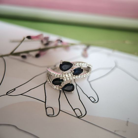 Серебряное кольцо с сапфиром 2.333ct, фианитами