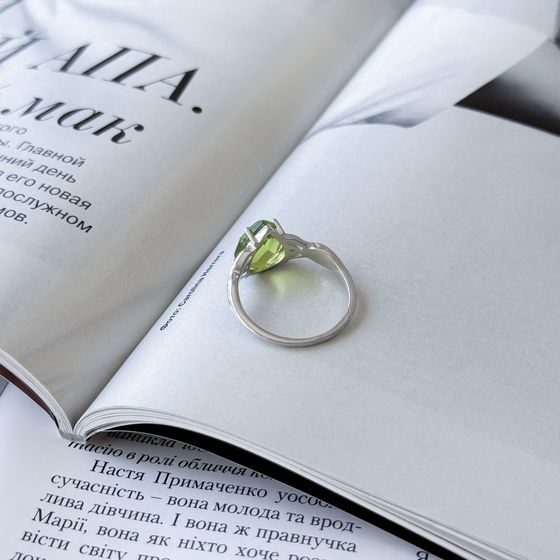 Серебряное кольцо с хризолітом 4.25ct