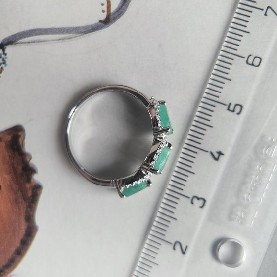 Серебряное кольцо с изумрудом 1.432ct