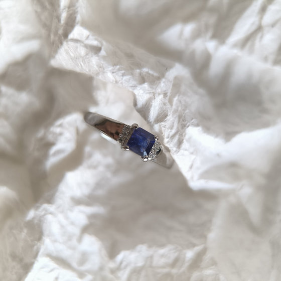 Серебряное кольцо с сапфиром 0.444ct, фианитами
