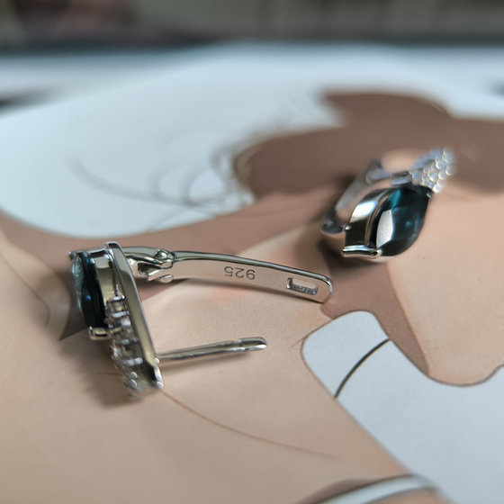 Серебряные серьги с топазом Лондон Блю 3.352ct, фианитами