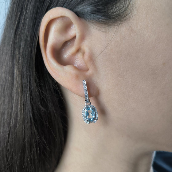 Серебряное кольцо с топазом 2.284ct, фианитами