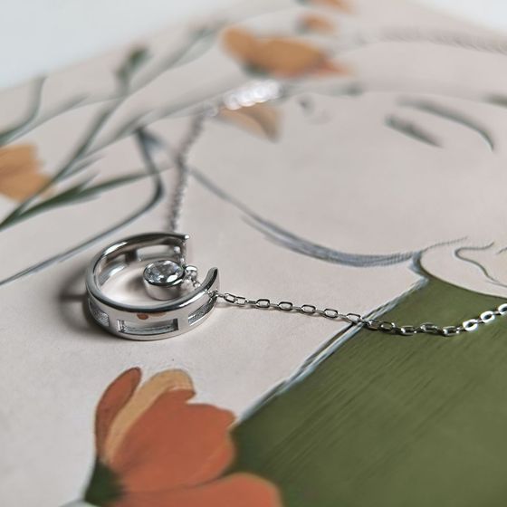 Серебряное колье с фианитами