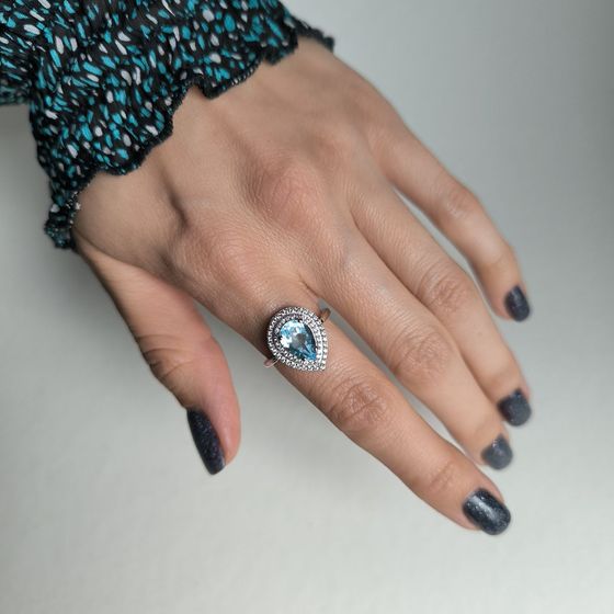 Серебряное кольцо с топазом 2.807ct, фианитами