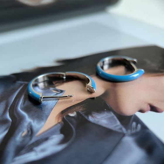 Серебряные серьги с фианитами, емаллю