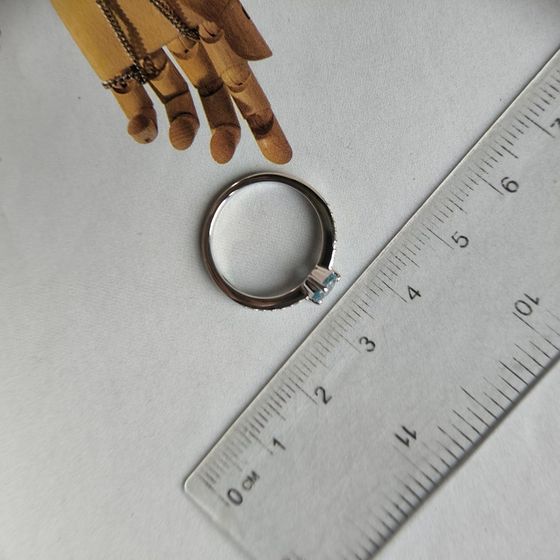 Серебряное кольцо с топазом 0.749ct, фианитами