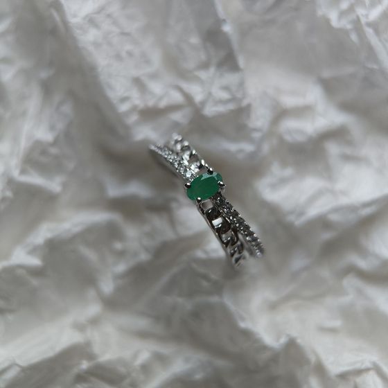Серебряное кольцо с изумрудом, фианитами