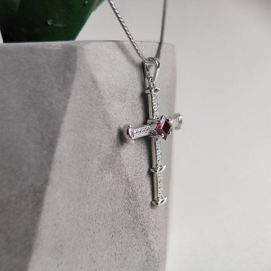 Серебряный крестик с гранатом 1.37ct, фианитами