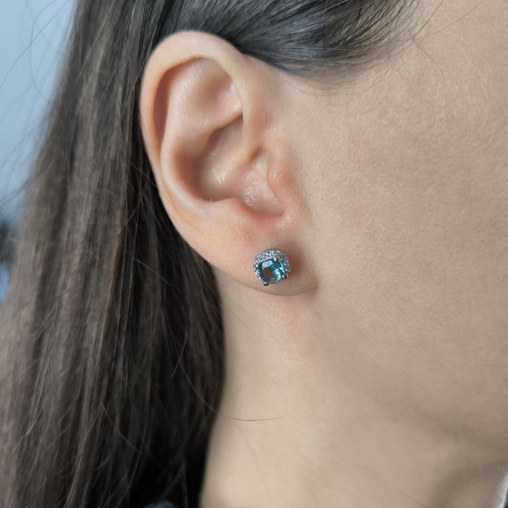 Серебряные серьги с топазом Лондон Блю 1.377ct, фианитами