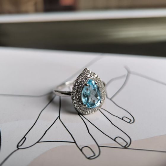 Серебряное кольцо с топазом 2.807ct, фианитами