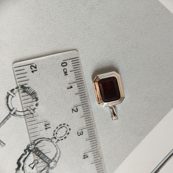 Серебряная подвеска с гранатом 3.063ct