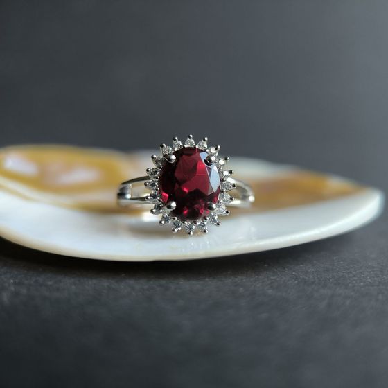 Серебряное кольцо с гранатом nano, фианитами