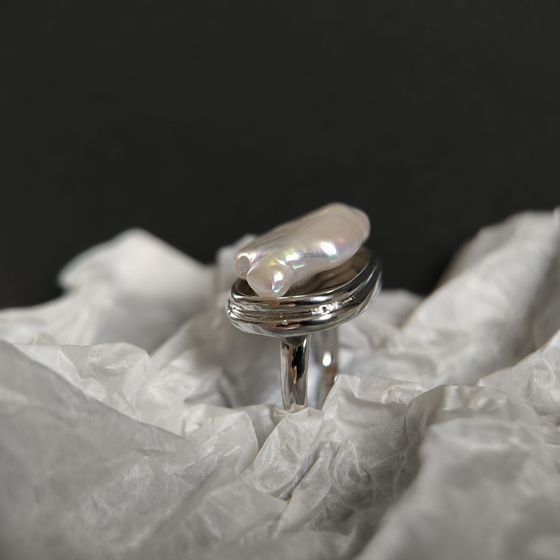 Серебряное кольцо с жемчугом барочным