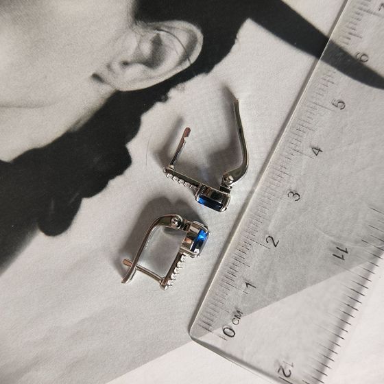 Серебряные серьги с сапфиром nano 1.413ct, фианитами